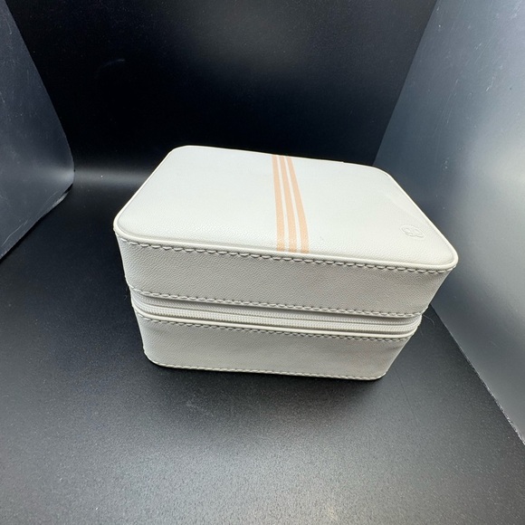 NWOT Gorjana Cream and Tan Jewelry Organizer- no flaws! Paid $95 - Picture 2 of 13